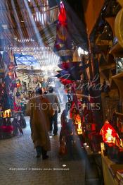 Image du Maroc Professionnelle de  Dans cette ancienne galerie du souk Semmarine, une véritable caverne d’Ali Baba à Marrakech, où l’on retrouve principalement des bazars, marchands d'objets qui font la fierté des artisans locaux. Dans ces lieus on éprouve de l’admiration pour ces produits d’artisanats du Maroc, le 15 Novembre 2005.  (Photo / Abdeljalil Bounhar)